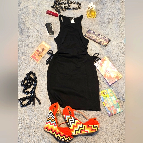 Black beautiful dress open aside ribs and waist. Size Medium - Picture 6 of 6